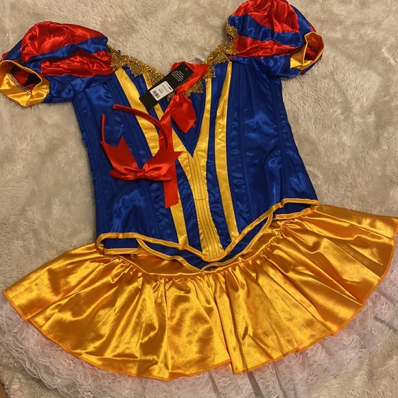 Enchanting Snow White Costume - Perfect for Fairytale Dreams! - Picture 4 of 5
